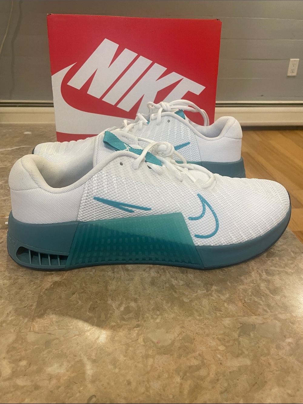 🔥NWOT🔥 Nike Men’s White and Teal Metcon Training Sneakers